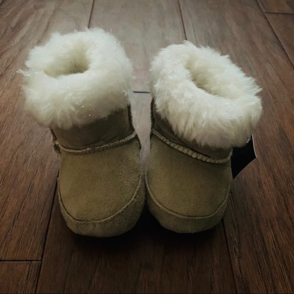 Baby tan UGG-like boots - Picture 2 of 7
